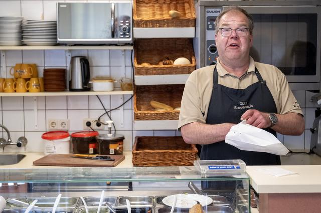 In Dick’s Broodjeshuis in Emmen is in 30 jaar tijd (bijna) niets veranderd. ‘Je moet mij niet in een