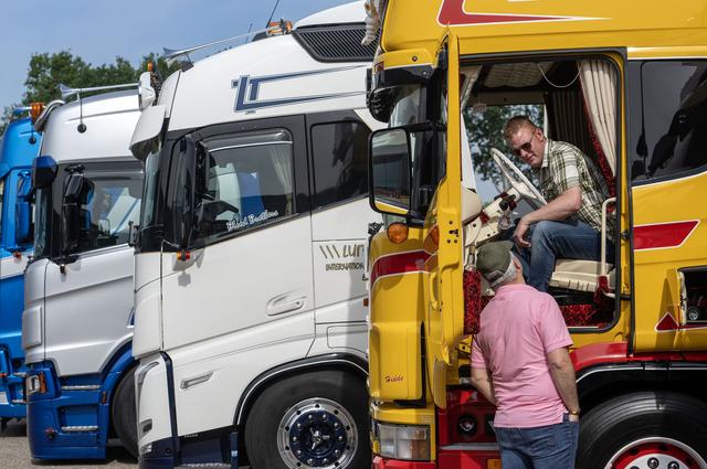 Roel uit Mussel pronkt in Coevorden met ‘hoerige’ cabine. ‘Ik mag niet in het bordeel komen. Dus bou