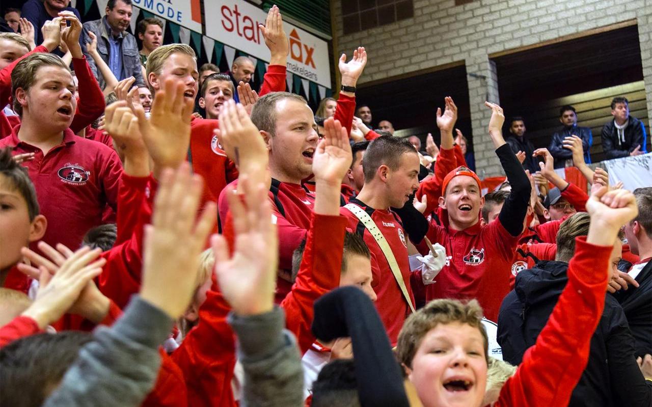 Een deel van de aanhang van HZVV tijdens een eerdere editie van het Protos Weeringtoernooi. Voor de duidelijkheid: deze mensen bestormden maandag niet het veld in Zwartemeer. Een deel van de aanhang van HZVV tijdens een eerdere editie van het Protos Weeringtoernooi. Voor de duidelijkheid: deze mensen bestormden maandag niet het veld in Zwartemeer.