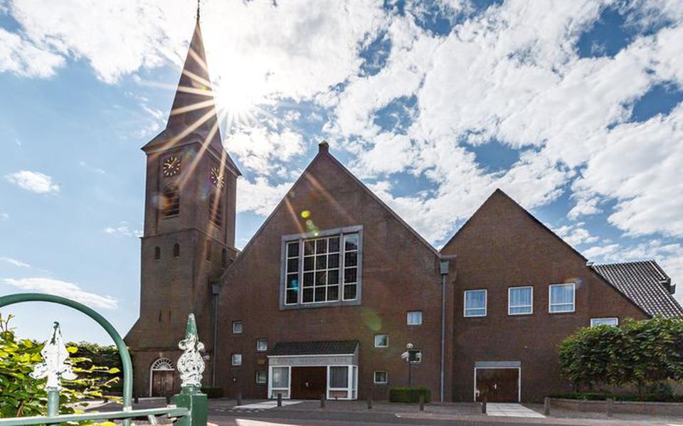 In de Hersteld Hervormde Kerk in Staphorst zitten elke zondag drie keer zeshonderd mensen op afstand van elkaar voor de eredienst. 