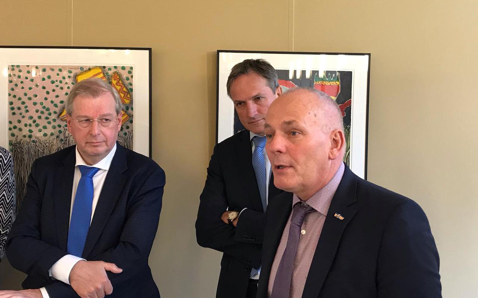 Tjisse Stelpstra, Sandor Gaastra en Henk Brink (v.l.n.r.) tijdens de bijeenkomst op het provinciehuis in Assen. Foto: DvhN

