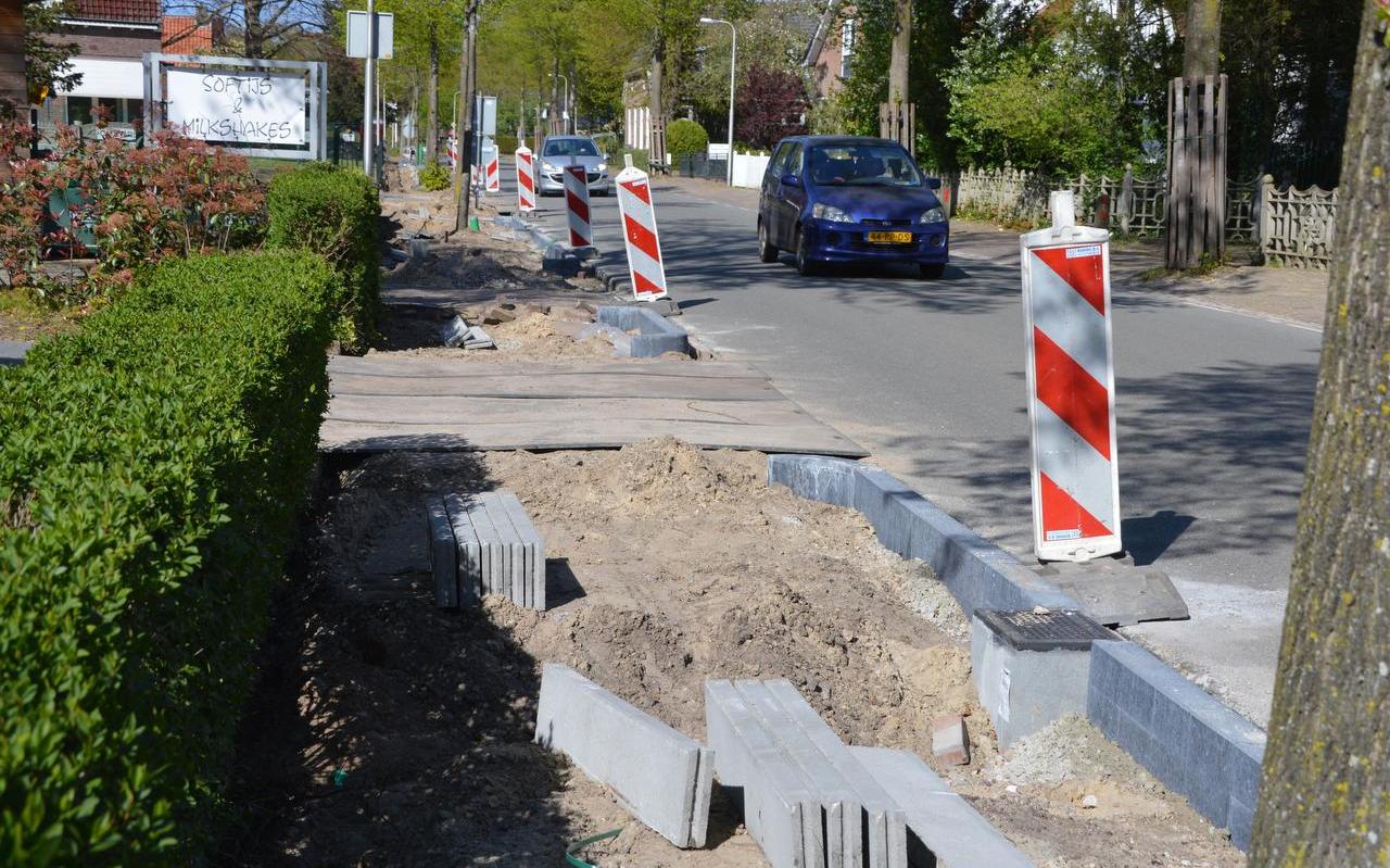 De Hoofdstraat Noord in Zuidwolde heeft voor een deel al een nieuw voetpad. De Hoofdstraat Noord in Zuidwolde heeft voor een deel al een nieuw voetpad.