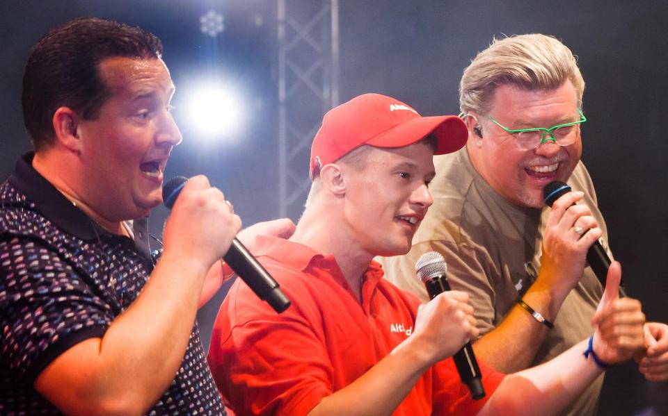 Stef Ekkel, Rein en René Karst op het podium van het GigaGfestival in 2018.
