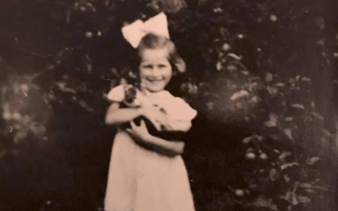 De wat onscherpe foto van Hanna Blein, een lachend kind met een strik in haar haar. De wat onscherpe foto van Hanna Blein, een lachend kind met een strik in haar haar.