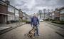 Lammert Eising en zijn hond Dunya uit de Ellen zijn nog niet overtuigd dat het gasloos maken van hun huis een betaalbare zaak zal zijn. Foto Marcel Jurian de Jong