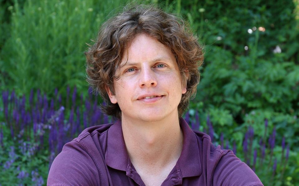 Ontwikkelingspsycholoog Bertus Jeronimus van de RUG maakt zich zorgen over de jongeren die steeds langer noodgedwongen thuis blijven wonen omdat ze geen eigen woonruimte kunnen betalen.