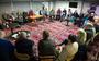 In een grote kring gingen de bezoekers van Moskee El Moslimien in Assen het gesprek aan met het aanwezige moskeebestuur en elkaar. Foto: Hilbrand Dijkhuizen
