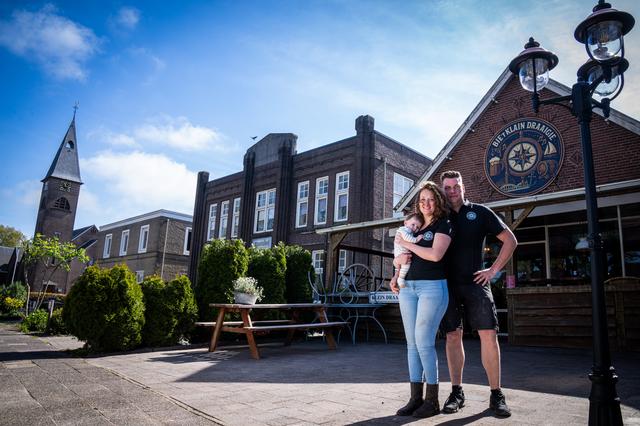 Eric (37) en Malou (35) blazen café Bie ‘t Klain Draaigie in Emmer-Compas nieuw leven in