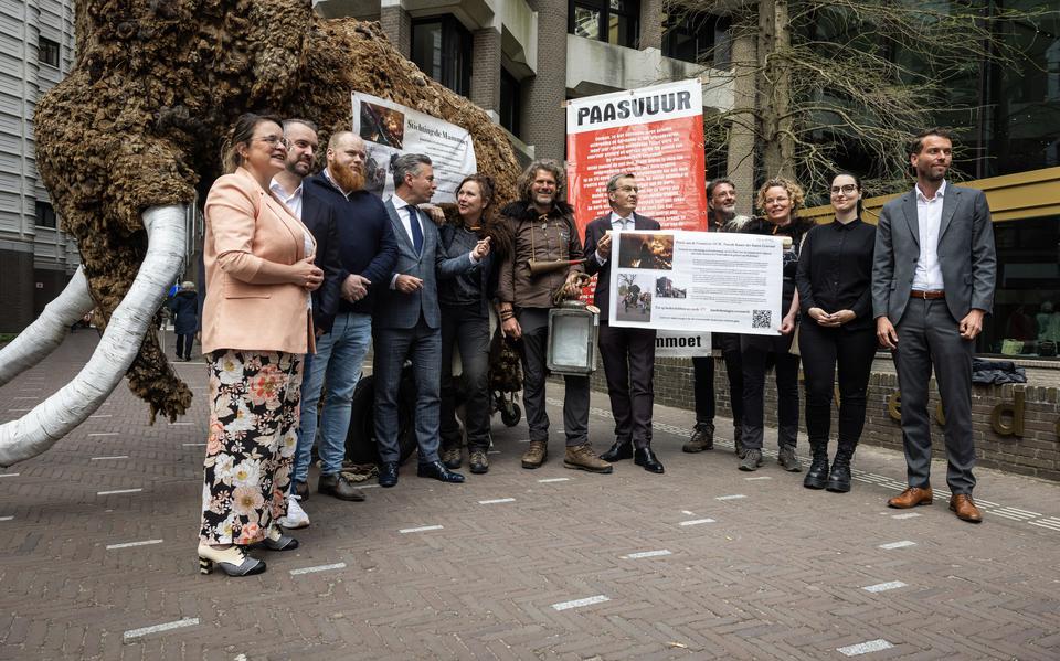 De Ericase paasvuurbouwers van De Mammoet boden de Tweede Kamer dinsdag een petitie aan om deze traditie te erkennen als immaterieel erfgoed.