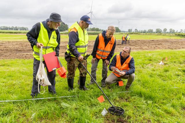 Dutchbat-veteraan Wim (78) helpt bij archeologisch onderzoek bij Coevorden: ‘Als ik hier aan het wer