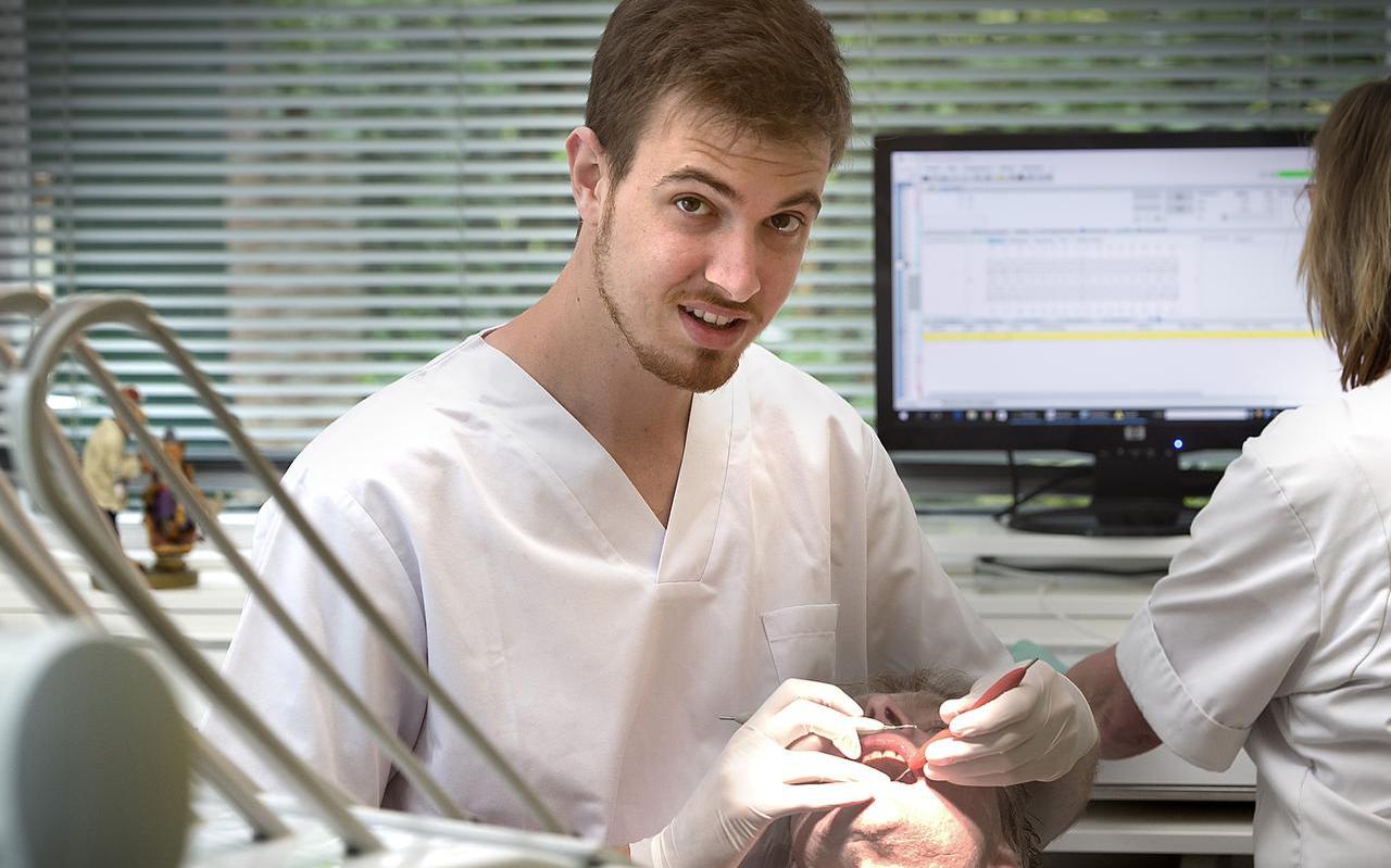 De Spaanse tandarts Jaime Vierna werkt in de praktijk van Paul Aaldering in Sleen. Foto Jan Anninga