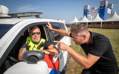 Met de zonnebril van organisator Bjorn van der Veen (r) op zijn neus is ook wijkagent Arjan Katerberg helemaal klaar voor het Boerenrock Festival in Drouwenermond.