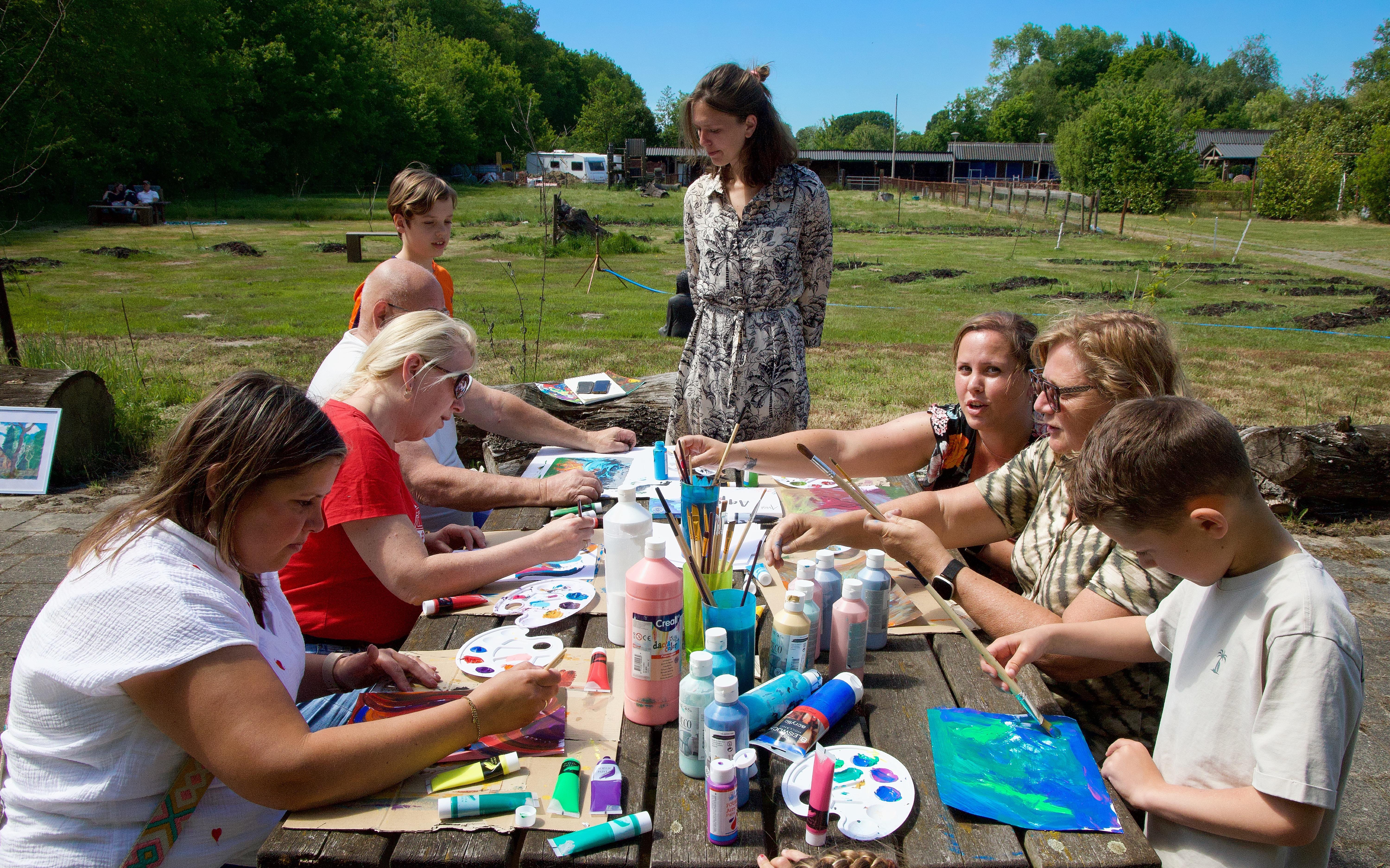 Lekker samen intuïtief schilderen op de Zen Ranch in Elim. Kunstenares Joyce (staand) geeft uitleg en moedigt aan.
