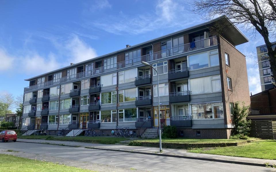 Een van de vijf flats die met sloop worden bedreigd. Dit gebouw staat aan de straat Nijkampen.