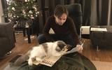 Roderik Emmerink met Kerst met de kat en de Dr. Denker Kerstpuzzel

