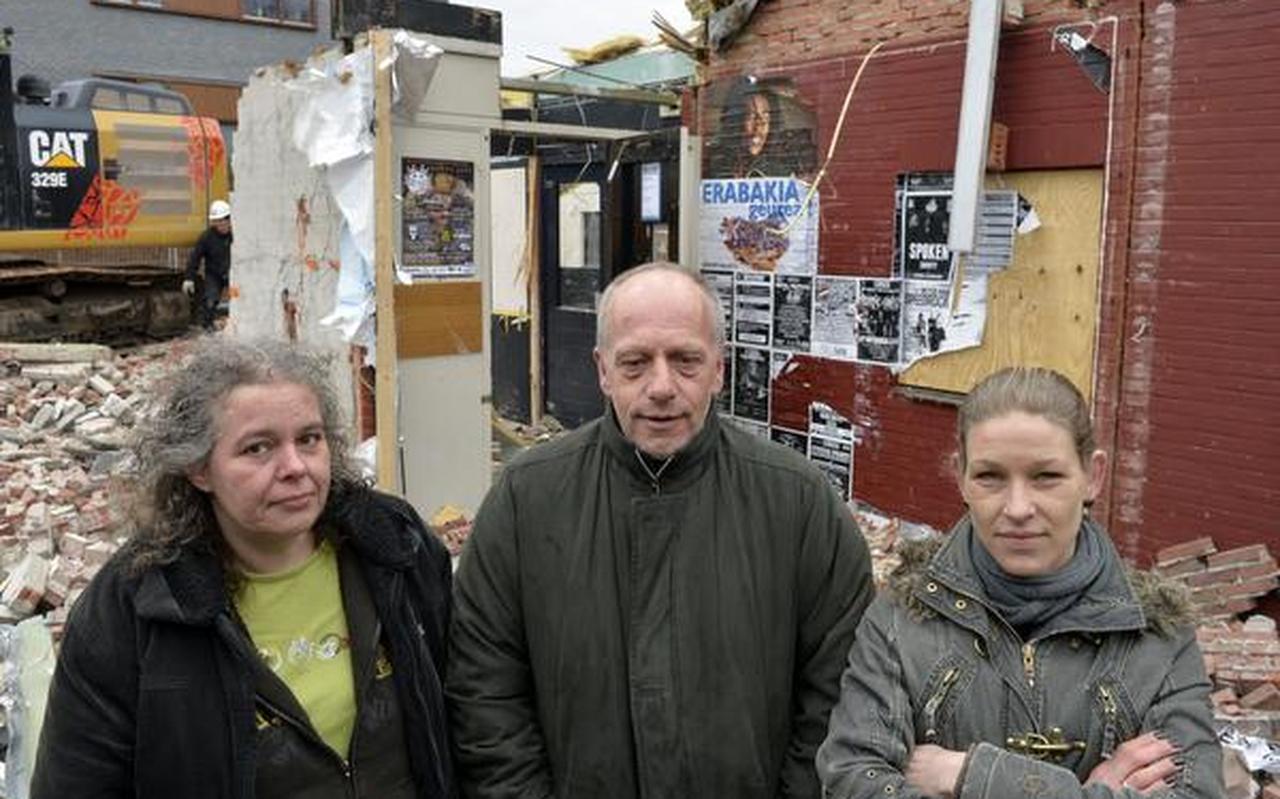 Achter Refka Bouman, Hans Bouman en Janneke Bax (rechts) wordt Blanko langzaam maar zeker opgepeuzeld door sloopmachines. FOTO BOUDEWIJN BENTING