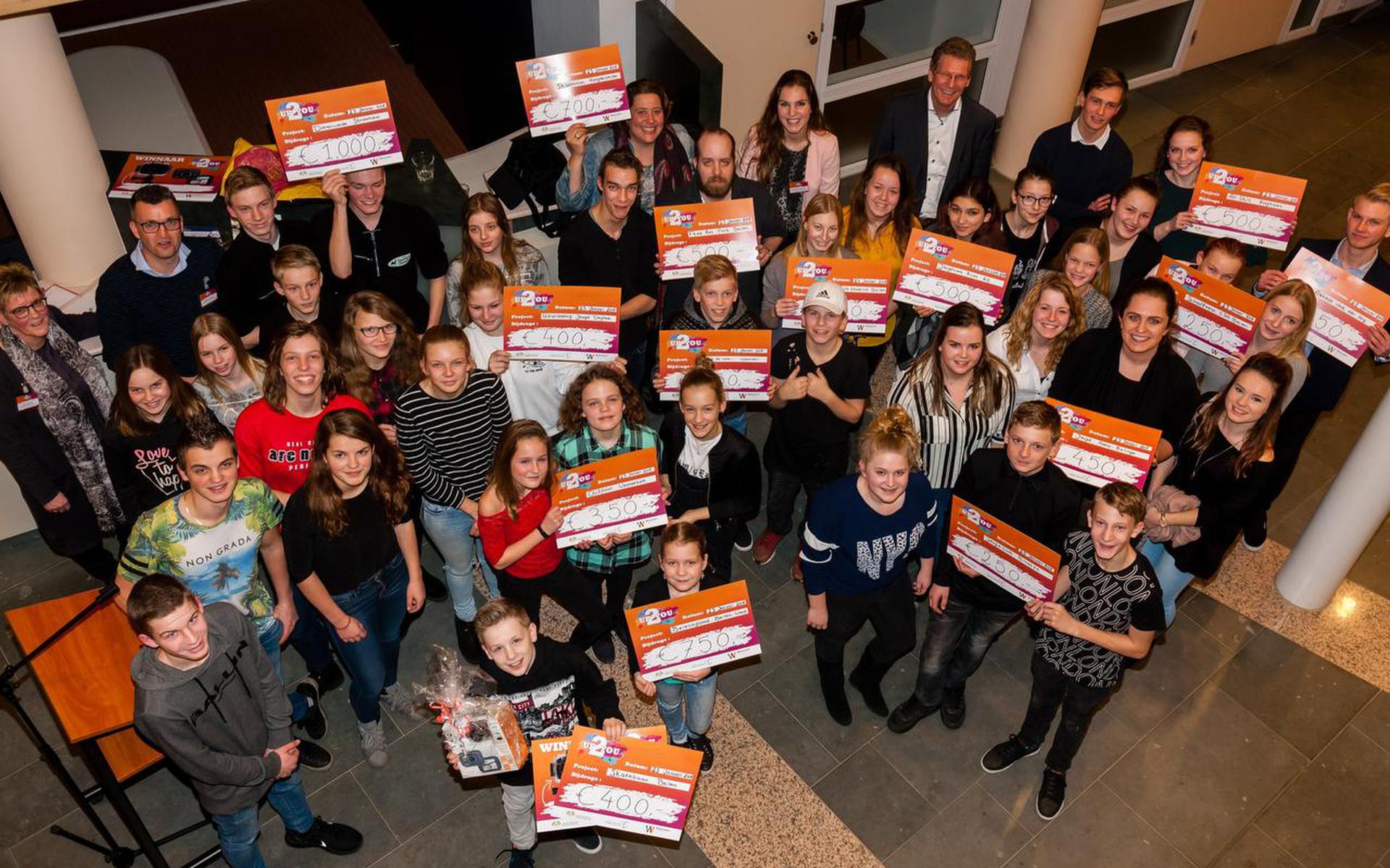 De Midden-Drentse jeugd bij de prijsuitreiking van de Up2You Challenge. FOTO GERRIT BOER