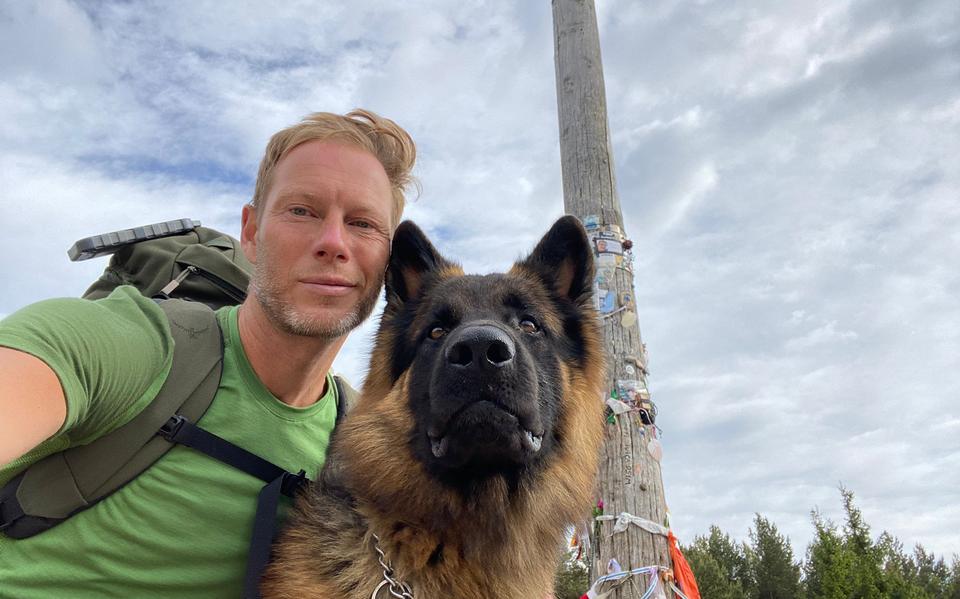 Een jaar na het overlijden van partner Thomas loopt Christian Jongedijk uit Garminge mét hond Hannes naar Santiago de Compostella. 