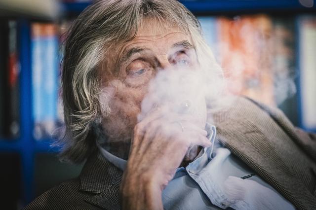 Johan Derksen (77) over vriendschap, lucratieve contracten en zijn invloed op tv