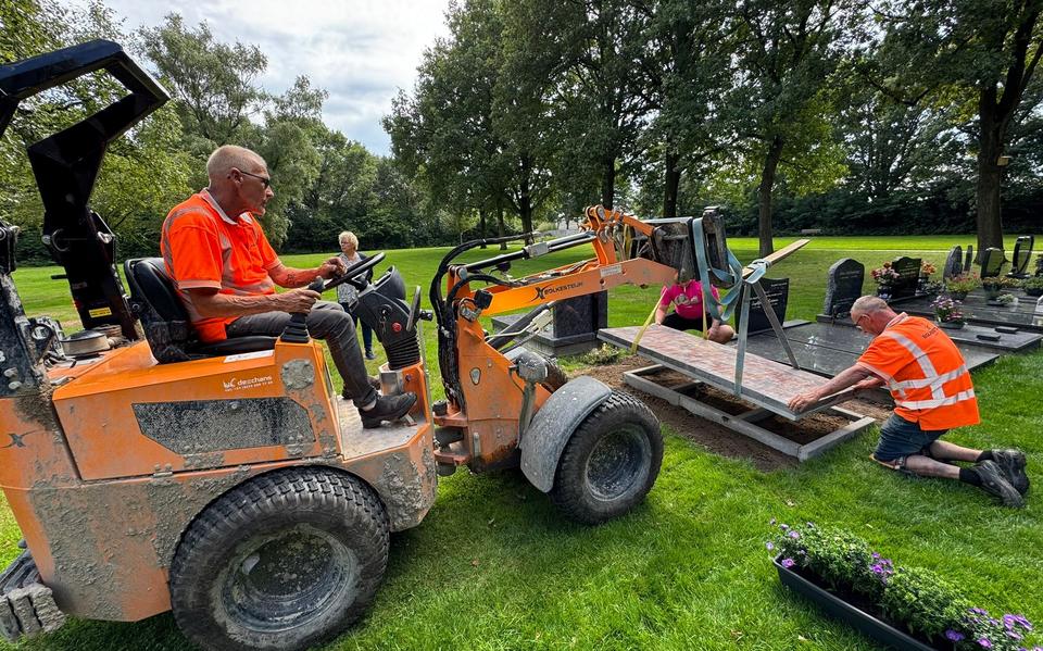 Medewerkers van de Bolkesteijn Group plaatsen de grafbedekking op de laatste rustplaats van Rocky.