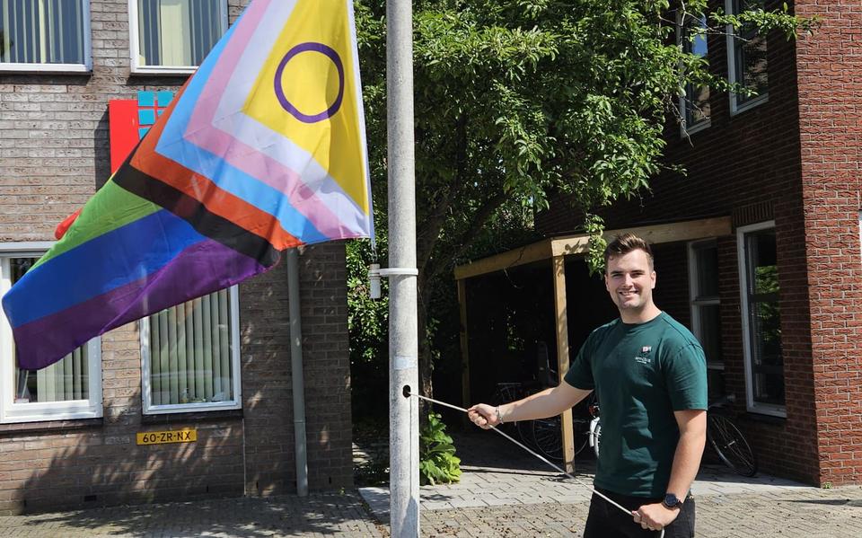 Jurriën Nies van SWW in Hoogeveen hijst de reserve-regenboogvlag nu de andere is gestolen. 