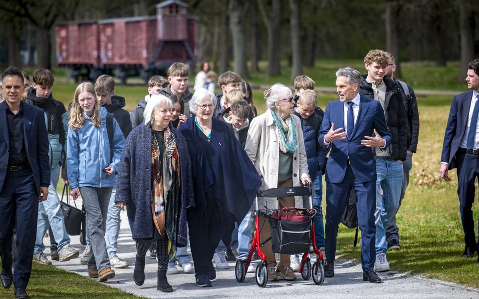 Premier Schoof tijdens de rondleiding in gesprek met Eva Weyl (met rollator).