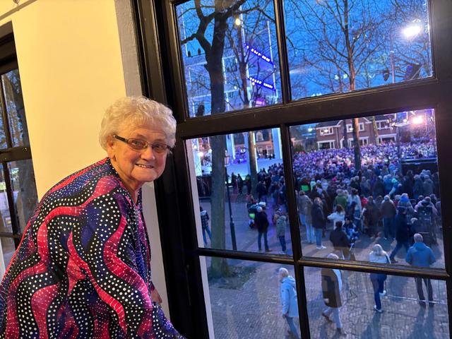 Op de eerste rang bij Henrieke (43) thuis. ‘Ik kan nog geen kwartier staan. Mooi dat ik hier 'The Pa