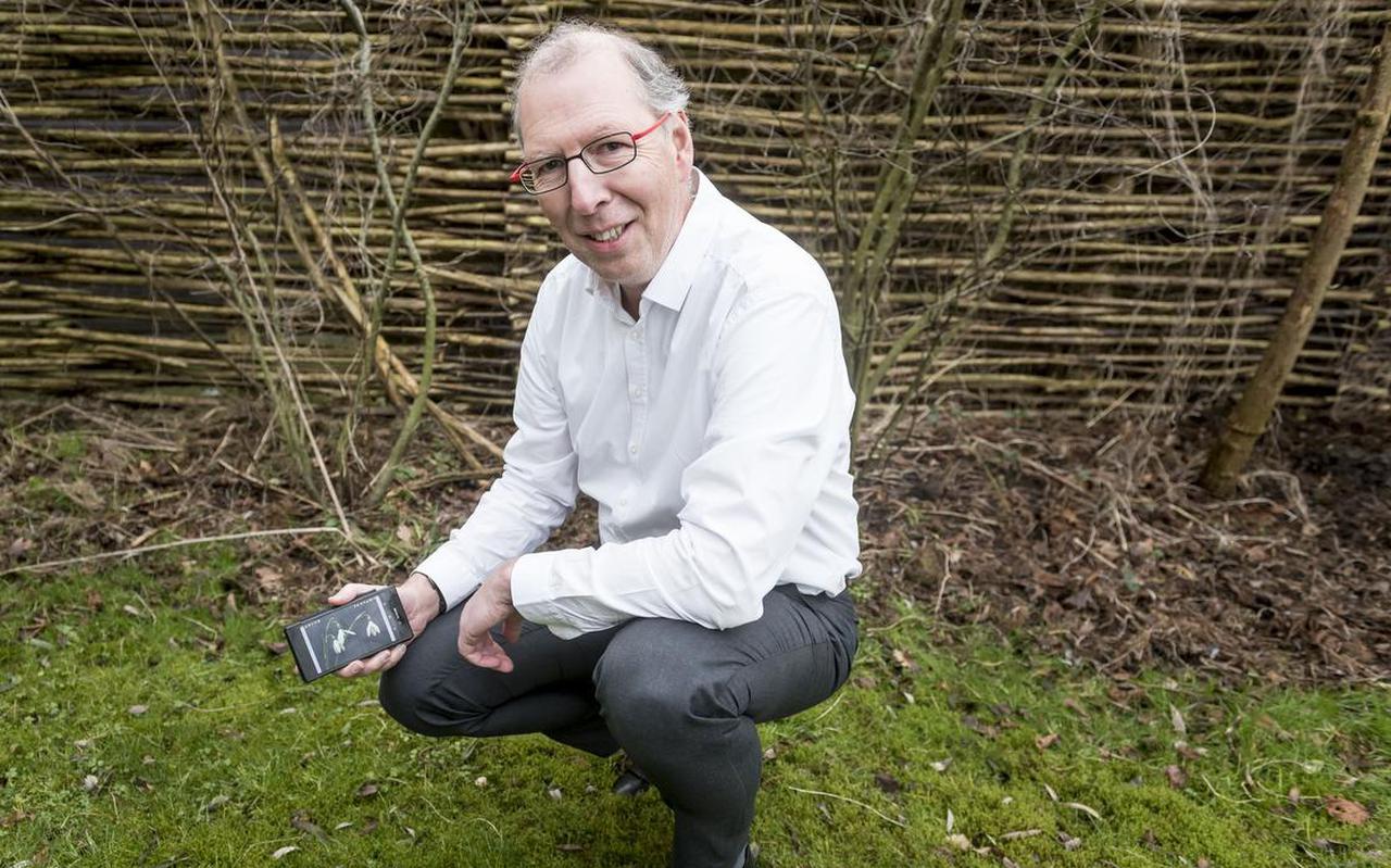 Rick Hoekema ontwikkelt een app waarmee stinzenplanten zijn te herkennen. Foto Geert Job Sevink
