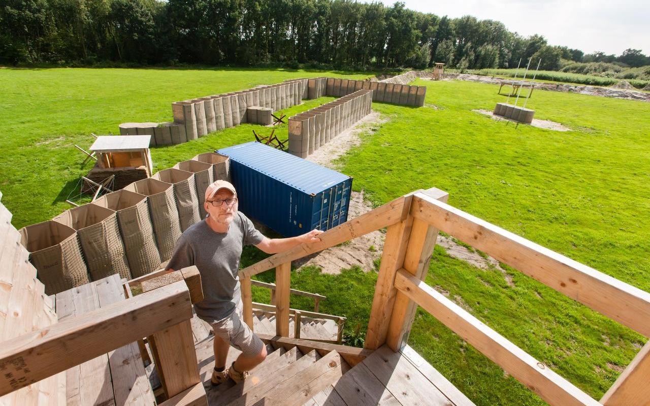 Edwin Stolk is nog druk bezig met het afronden van de bouw van het Basiskamp Entre Nous. Edwin Stolk is nog druk bezig met het afronden van de bouw van het Basiskamp Entre Nous.