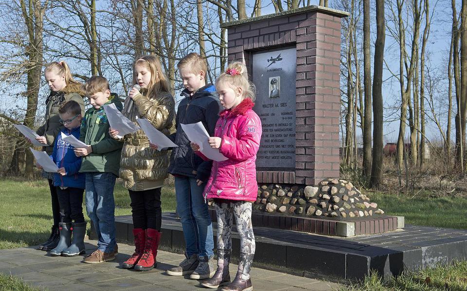 De herdenking bij het monument met leerlingen van De Dreske. Foto: Jan Anninga

