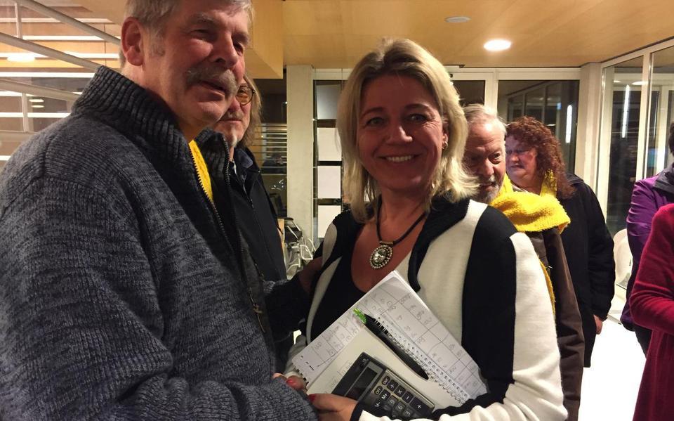 Nina Hofstra (VVD) feliciteert Casper Kloos (Leefbaar Tynaarlo) met zijn verkiezingsoverwinning. Foto DvhN
