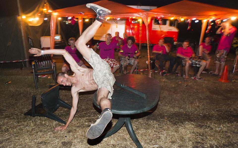 Op de TT campings gaat het er soms wild aan toe. Foto Archief Marcel Jurian de Jong

