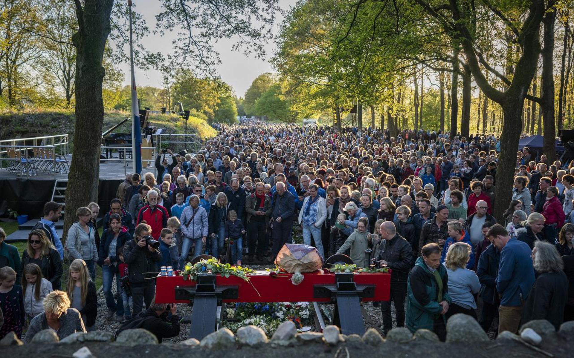 De dodenherdenking bij voormalig doorgangskamp Westerbork trekt jaarlijks duizenden mensen. 