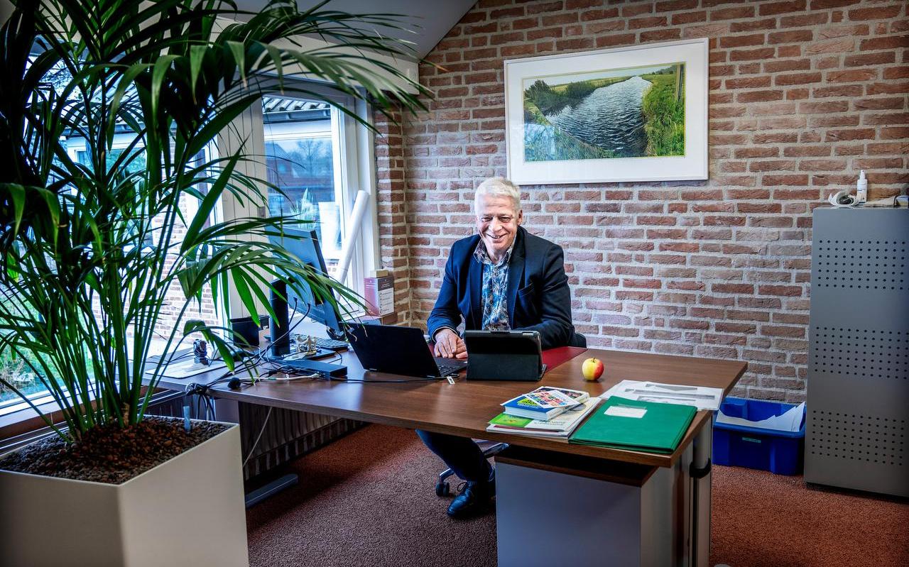 Henk Kosters in zijn wethouderskamer. Henk Kosters in zijn wethouderskamer.