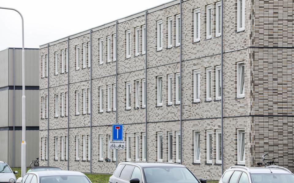 In het spoordokgebied in Leeuwarden zijn 192 flexwoningen gebouwd. Deze tijdelijke woningen moeten later plaatsmaken voor een compleet nieuwe woonwijk.
