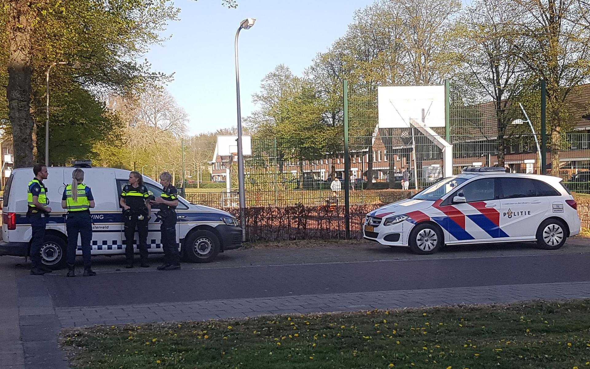 Bij het sportveld op het Troelstraplein stuurde de politie groepjes mensen weg.