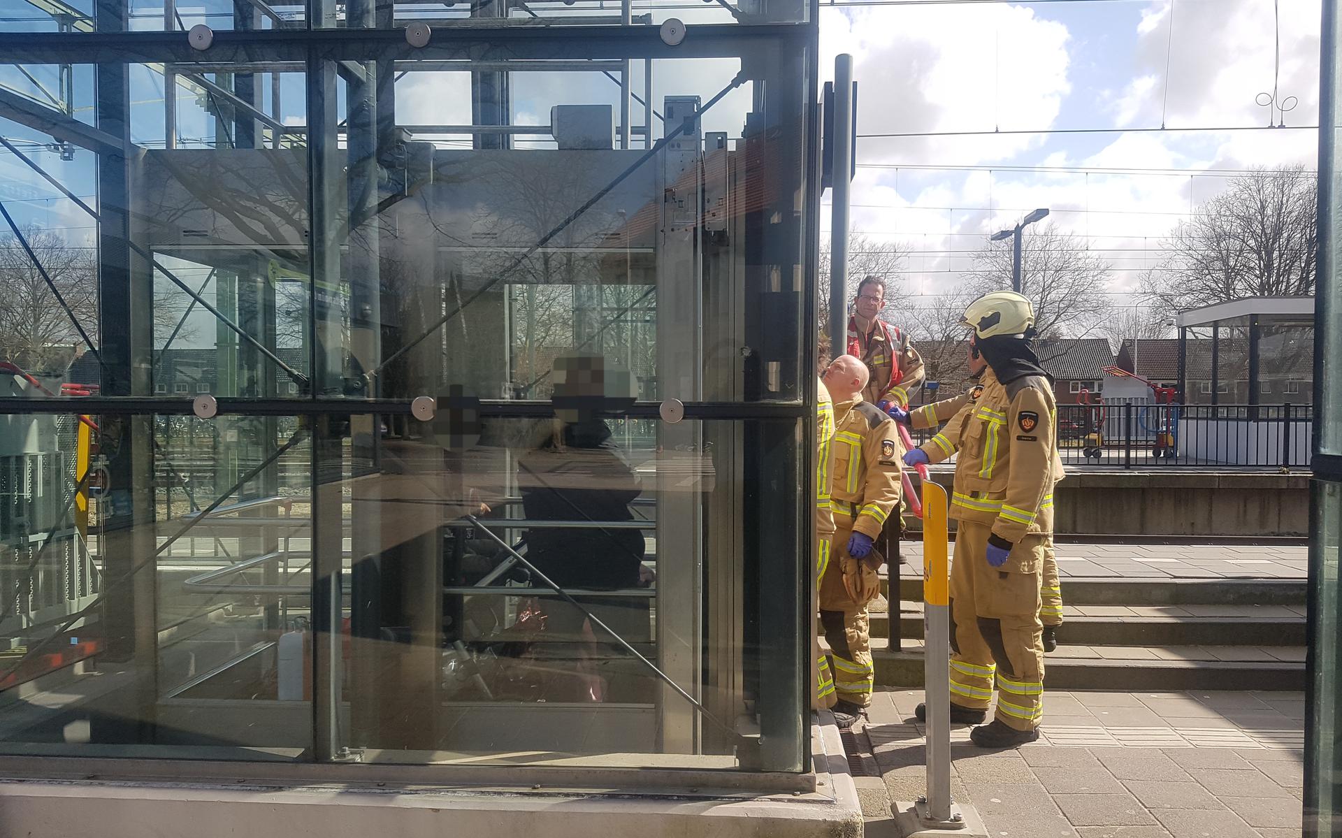 Controversieel plastic Afstoting Alweer mensen vast in lift op station Meppel: dit keer een gezin dat door  de brandweer bevrijd moest worden - Dagblad van het Noorden