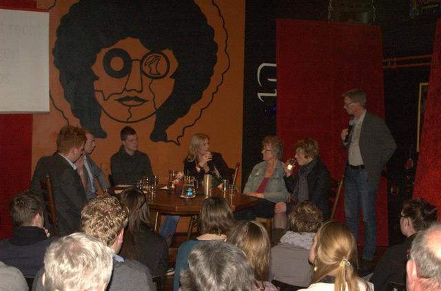 Politiek café voor jongeren in jeugdsoos All Skin in Hooghalen. 'Elke stem telt'