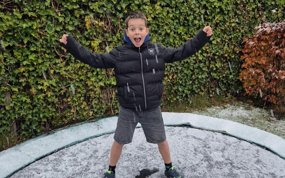 Novan Hogendoorn enkele maanden geleden, in korte broek in de sneeuw.