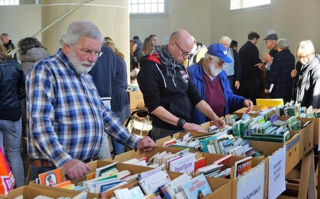 Liefhebbers van boeken komen aan hun trekken in de Koepelkerk in Smilde