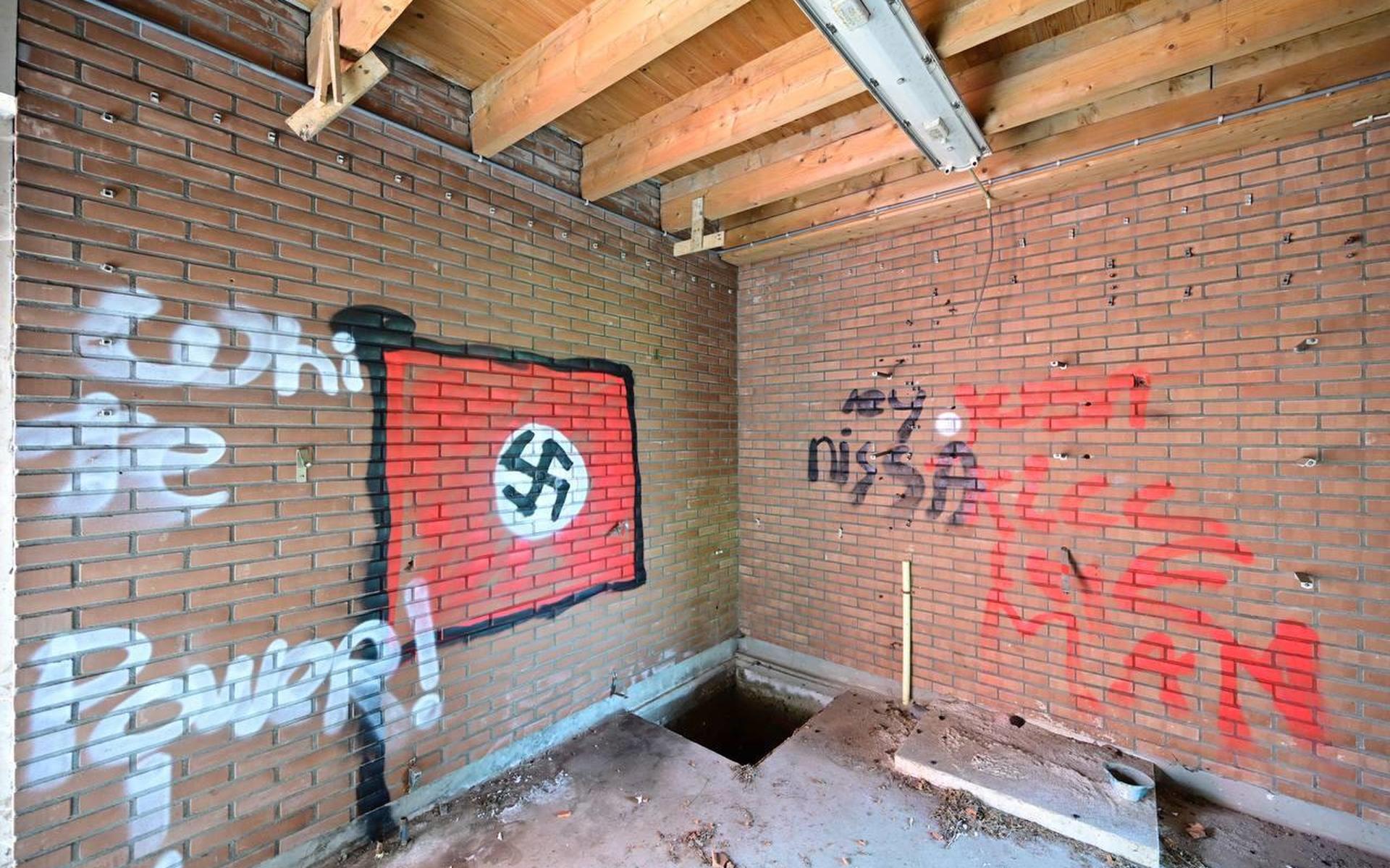 Hakenkruisen en neonazistische teksten gekalkt op muur voormalige waterzuivering in Westerbork. 'Een