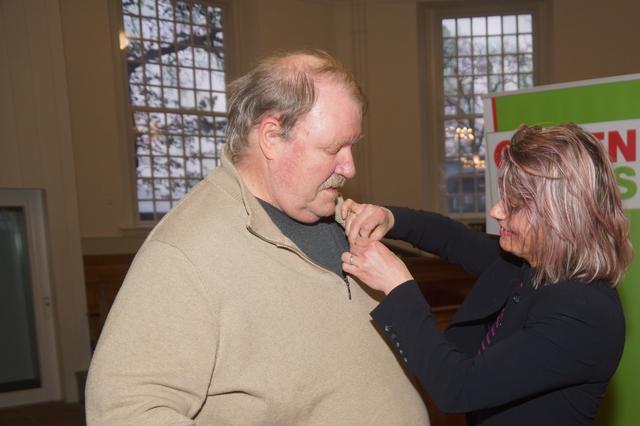 Veelzijdige Wout van der Velde uit Smilde verrast met uitreiking van Rode Lintje