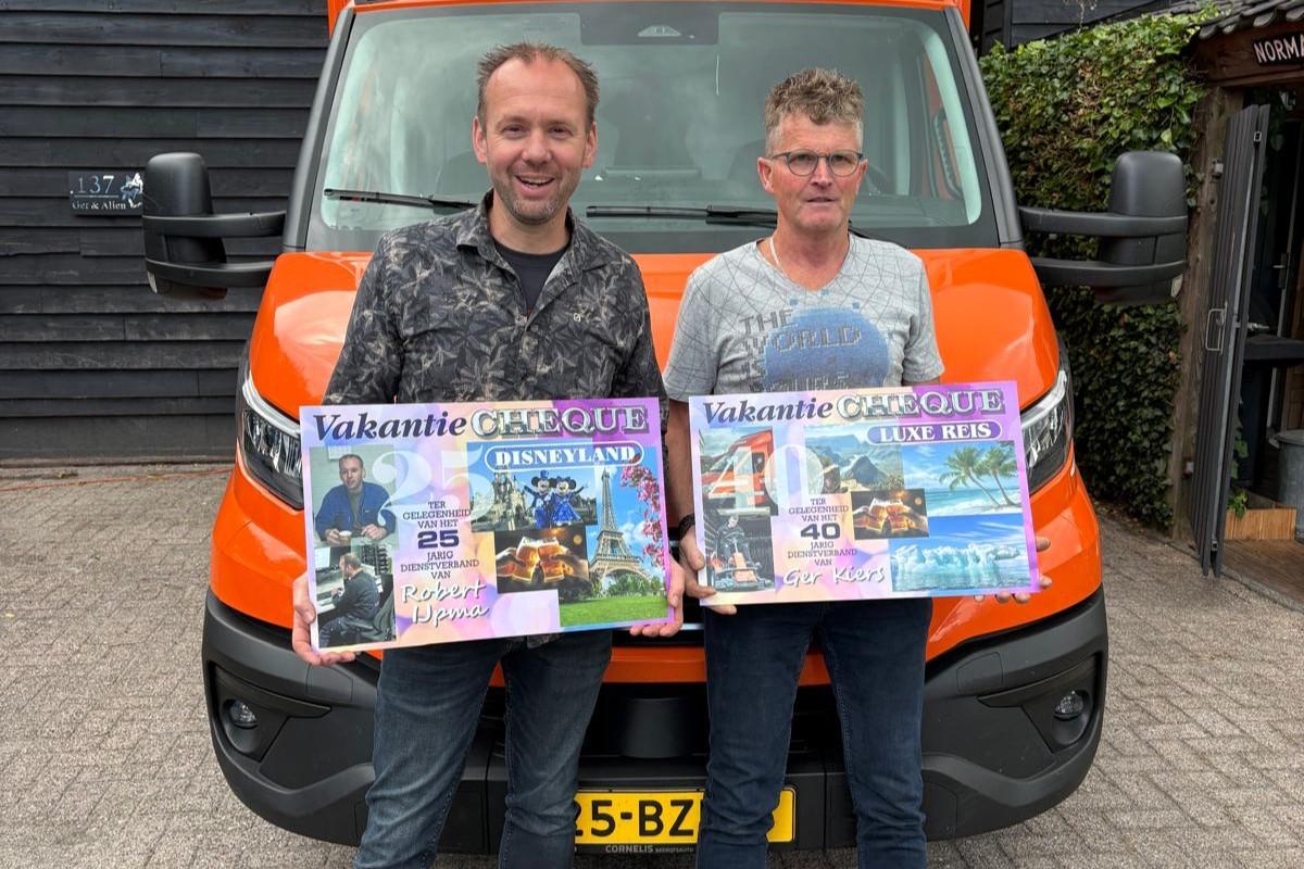 Twee jubilea bij Bosma Tuinmachines Smilde. Ger Kiers en Robert IJpma kunnen een mooie reis maken