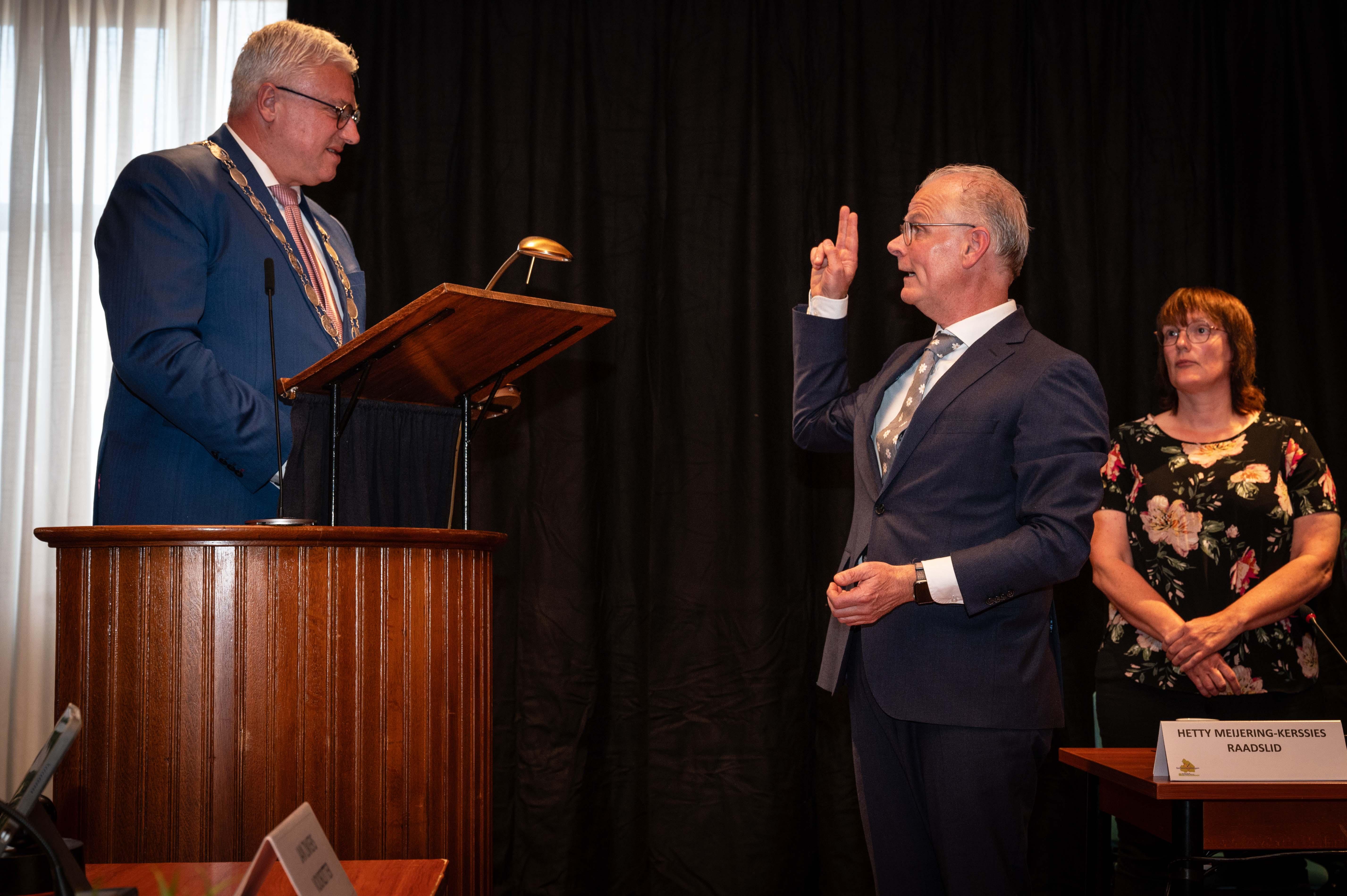 Peter Smit is beëdigd als wethouder in Midden-Drenthe: 'Ik hoop u de komende periode het nodige te b