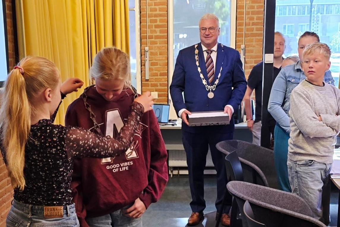 Kinderraad Midden-Drenthe gaat met reces. Kinderburgemeester krijgt eigen ambtsketen