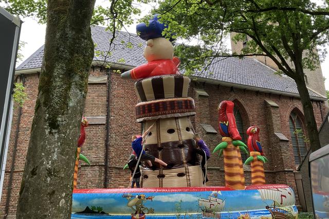 Gezellige drukte op de Hemelvaartsmarkt in Westerbork. 'Het weer is niet fantastisch, maar dat mag d