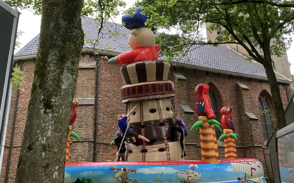 Klimmen en klauteren, deze kinderen hebben het zichtbaar naar hun zin.