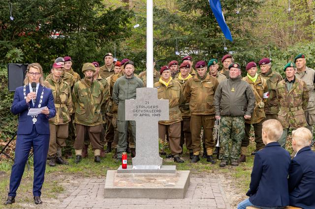 Een indrukwekkende herdenking in Spier met parachutisten. 'Het had niet mooier kunnen zijn'
