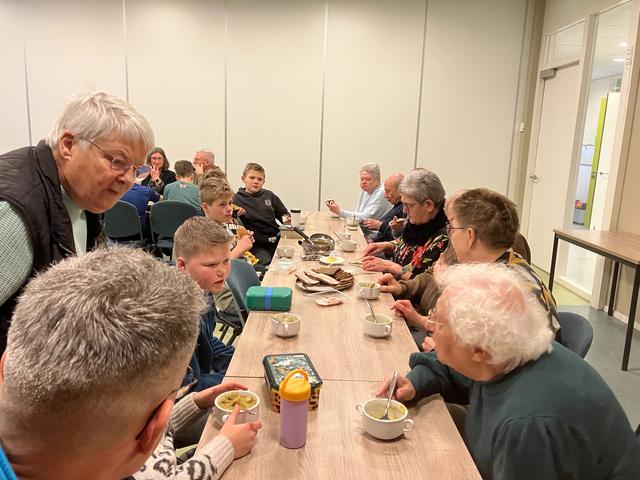 In een gemoedelijkse sfeer werd vrijdagmiddag snert met roggebrood met spek gegeten.