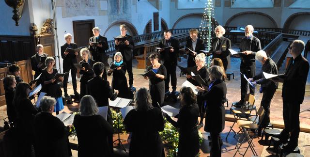 Carnaval in Florence. Het podium in de Stefanuskerk Beilen is voor Capella Groningen